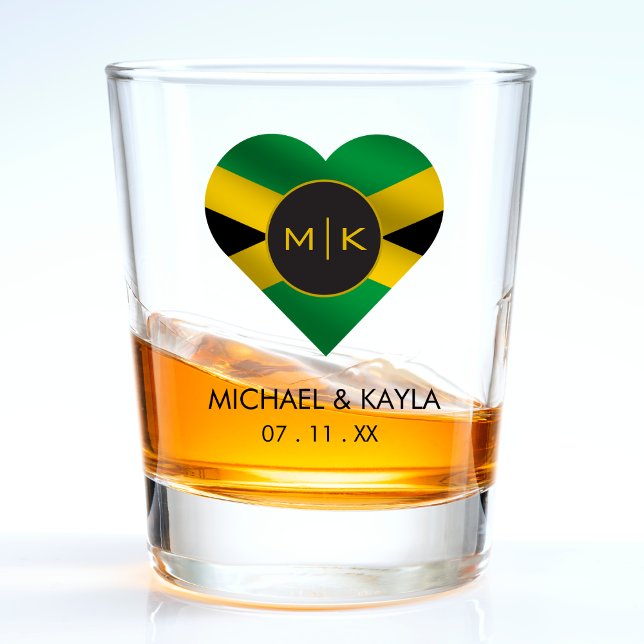 Copo De Shot Casamento do Monograma do Sinalizador jamaicano (Jamaica Jamaican Flag Heart Monogram Wedding Shot Glass)