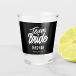 Copo De Shot Casamento do Partido Bridal de Bridesmaid da Equip<br><div class="desc">Óculos de design do BRIDE da EQUIPE personalizados para o seu partido noivo. Personalizar com seu nome e cargo. Procurando por este design de cor diferente? Contacte-me,  ficaria feliz em criar algo só para ti.</div>