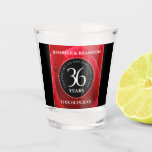 Copo De Shot Celebração do 36º aniversário do casamento do Rosa<br><div class="desc">Brinque ao 36º aniversário de casamento da rosa com este copo comemorativo! As letras brancas elegantes em rosas vermelhas românticas e fundos negros acrescentam um toque memorável a esta ocasião especial e a um marco extraordinário. Personalize com os nomes dos casais e as datas do casamento. Design © W.H. Sim,...</div>