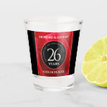 Copo De Shot Celebração do Aniversário de Casamento do Rosa Ele<br><div class="desc">Brinque ao 26º aniversário de casamento da rosa com este copo comemorativo! As letras brancas elegantes em rosas vermelhas românticas e fundos negros acrescentam um toque memorável a esta ocasião especial e a um marco extraordinário. Personalize com os nomes dos casais e as datas do casamento. Design © W.H. Sim,...</div>