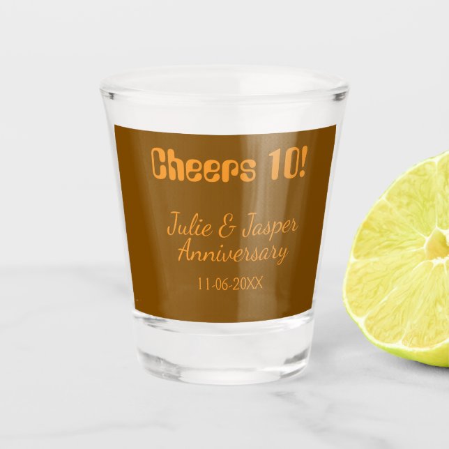 Copo De Shot Cheers to 10th wedding anniversary brown orange  (Frente)