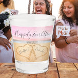 Copo De Shot Chic Blush Pink Beach Casais Coração Areia<br><div class="desc">Chic Blush Pink Beach Casal Coração Areia. Recentemente,  Dia de os namorados de 1rua/ano,  manutenção de aniversário. Nomes de casais em Corações na memória costeira de areia.</div>