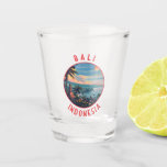 Copo De Shot Círculo Retro Distresso de Bali Indonésia<br><div class="desc">Bali retro vetor viagem design. Bali é uma ilha no Sudeste Asiático que é conhecida por suas praias,  templos e cultura. É também o lar da vida marinha,  parques de safari,  e arte.</div>