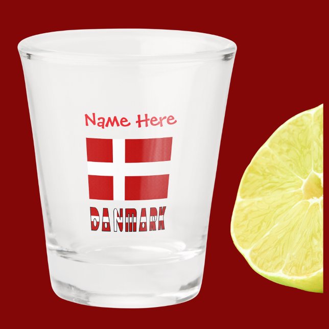 Copo De Shot Danmark Dannebrog Personalização Vermelha  (Shot glass has Danish flag and the word DANMARK below. Add a name above in red text.)