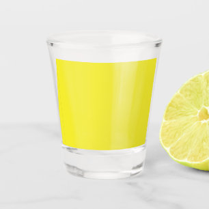 Copo De Shot Design com fundo amarelo e borda preta