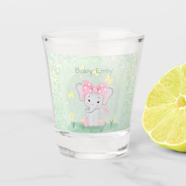 Copo De Shot Elefante de bebê bonito com arco rosa numa clareir (Frente)