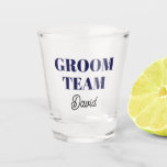 Copo De Shot Equipe do marinho Blue Modern<br><div class="desc">Um presente de barware de excelente para o padrinho de casamento de casamento! O Shot glass apresenta estilo moderno,  ousado,  marinho azul,  com o nome do padrinho de casamento impresso em preto,  estilizado. Personalize seu vidro fotografado editando e substituindo o nome.</div>