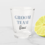 Copo De Shot Equipe Moderna do Dusty Blue<br><div class="desc">Um presente de barware de excelente para o padrinho de casamento de casamento! O Shot glass tem um estilo moderno,  ousado,  carateres coloridos azuis empoeirados junto com o nome do padrinho de casamento impresso em preto,  escrito estilizado. Personalize seu vidro fotografado editando e substituindo o nome.</div>