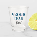 Copo De Shot Equipe Moderna do Teal Blue<br><div class="desc">Um presente de barware de excelente para o padrinho de casamento de casamento! O Shot glass tem um estilo moderno,  ousado,  letras coloridas azuis lacrimogêneas junto com o nome do padrinho de casamento impresso em preto e estilizado. Personalize seu vidro fotografado editando e substituindo o nome.</div>