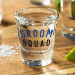 Copo De Shot Esquadrão do Groom | Na moda Solteiro Padrinho de<br><div class="desc">Uma bela, simples, na moda, "Groom Squad" cita óculos de arte com tipografia moderna e minimalista em preto e marinho azul num estilo legal. O slogan, o nome e o papel podem ser facilmente personalizados com os nomes do seu esquadrão de noivos, por exemplo, noivo, melhor homem, padrinho de casamento,...</div>