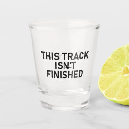 Copo De Shot Esta faixa não está terminada - Design de texto br
