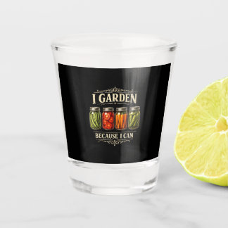 Copo De Shot Eu Cuido do Jardim Porque Posso Camiseta Divertida