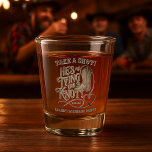 Copo De Shot Faça uma festa de solteiro do Casando<br><div class="desc">Celebre a sua despedida de solteiro no estilo ocidental com estes óculos divertidos. O design de corte de madeira ocidental tem uma bota de cowboy e um laser formando um nó em forma de coração. A letra da safra diz: "Tome uma Foto! Ele é Casando! Há espaço para o nome...</div>