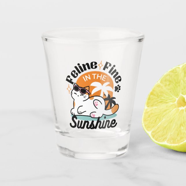 Copo De Shot Feline Fine no Sol - Gato Tropical Relaxado (Frente)