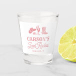 Copo De Shot Festa de Despedida de Solteira Cowgirl Blush Pink<br><div class="desc">Este Copo de Shot para Festa de Despedida de Solteira Cowgirl Blush Pink Last Rodeo apresenta um layout desenhado à mão com ilustrações também desenhadas à mão, junto com uma fonte western! Você tem liberdade para criar algo exclusivamente seu! Edite facilmente as palavras e cores para combinar com seu estilo!...</div>