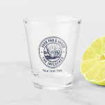 Copo De Shot Festa de Despedida de Solteiro de Golfe Divertida<br><div class="desc">Levante um brinde para a escapada de golfe definitiva com este copo de shot de festa de despedida de solteiro de golfe engraçado com o design divertido “Acima do Par e Sob Influência”. Perfeito para fins de semana de golfe, festas de despedida de solteiro, celebrações no clube, aniversários de golfe,...</div>