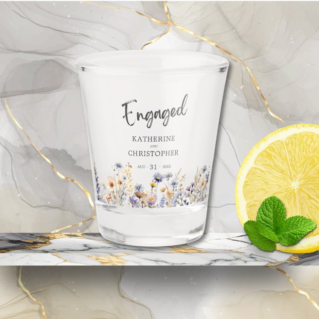 Copo De Shot Festa de noivado Personalizada de Flores Selvagens (Custom Dusty Blue Wildflowers Engagement Party Shot Glass Favor, Couple Names, Date.)