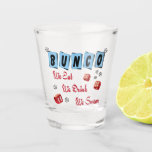 Copo De Shot Festa Funny Retro Bunco Bebendo<br><div class="desc">Viva a festa Bunco com este legal design. Apresentando três dados vermelhos e acentos retrorreflectores. Perfeito por fazer a festa rolar! Nós Comemos - Nós Rimos - Nós Juramos</div>