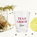 Copo De Shot Grupo da Equipe de Casamento Vermelho de Vinho Per<br><div class="desc">Um presente de barware de excelente para a equipe do padrinho de casamento de casamento! O Shot glass apresenta estilo ousado, letras de cor vermelha de vinho junto com o nome do padrinho de casamento impresso em preto, escrito estilizado. Personalize seu vidro fotografado editando e substituindo o nome. Excelente para...</div>