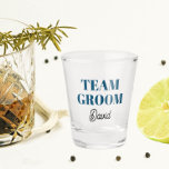 Copo De Shot Grupo de Casamento Azul Teal Personalizado<br><div class="desc">Um presente de barware de excelente para a equipe do padrinho de casamento de casamento! O Shot glass apresenta estilo ousado, letras coloridas azuis lacrimogêneas juntamente com o nome do padrinho de casamento impresso em preto, script estilizado. Personalize seu vidro fotografado editando e substituindo o nome. Excelente para um solteiro!...</div>