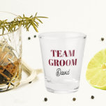 Copo De Shot Grupo de Casamento Burgundy Personalizado<br><div class="desc">Um presente de barware de excelente para a equipe do padrinho de casamento de casamento! O Shot glass tem letras de cor arrojadas, letras de cor arrojadas, juntamente com o nome do padrinho de casamento impresso em preto e estilizado. Personalize seu vidro fotografado editando e substituindo o nome. Excelente para...</div>
