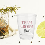 Copo De Shot Grupo de Casamento Dusty Rosa Personalizado<br><div class="desc">Um presente de barware de excelente para a equipe do padrinho de casamento de casamento! O Shot glass apresenta letras de cor em estilo ousado, rosa poeirento juntamente com o nome do padrinho de casamento impresso em um script preto estilizado. Personalize seu vidro fotografado editando e substituindo o nome. Excelente...</div>