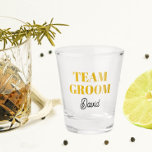 Copo De Shot Grupo de Equipe de Casamento Amarelo do ouro Perso<br><div class="desc">Um presente de barware de excelente para a equipe do padrinho de casamento de casamento! O "Shot glass" apresenta estilo ousado, letras de cor amarela ouro juntamente com o nome do padrinho de casamento impresso em um script estilizado e preto. Personalize seu vidro fotografado editando e substituindo o nome. Excelente...</div>
