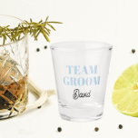 Copo De Shot Grupo de Equipe de Casamento Azul Claro Personaliz<br><div class="desc">Um presente de barware de excelente para a equipe do padrinho de casamento de casamento! O Shot glass apresenta estilo em negrito, letras de cor azul-claro junto com o nome do padrinho de casamento impresso em script preto estilizado. Personalize seu vidro fotografado editando e substituindo o nome. Excelente para um...</div>