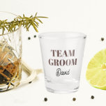 Copo De Shot Grupo de Equipe de Casamento de Taupe Personalizad<br><div class="desc">Um presente de barware de excelente para a equipe do padrinho de casamento de casamento! O Shot glass apresenta estilo ousado,  letras esticadas e o nome do padrinho de casamento impresso em preto e estilizado. Personalize seu vidro fotografado editando e substituindo o nome. Excelente para um solteiro!</div>