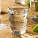 Copo De Shot Ideias personalizadas de presentes de Madrinha de<br><div class="desc">Procurando a maneira perfeita de mostrar à sua Madrinha de casamento o quanto ela significa para você? Explore nossa coleção de presentes personalizados de Madrinhas de casamento, disponíveis exclusivamente no Zazzle! Quer ela tenha sido sua confidente, sua apoiadora, ou sua mulher de direita durante sua jornada ao corredor, esses presentes...</div>