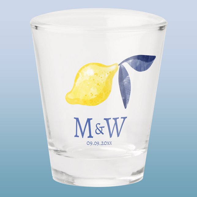 Copo De Shot Iniciais do Casal de limão Data do Monograma (Lemon watercolor Mediterranean wedding couple monogram initials date shot glass)