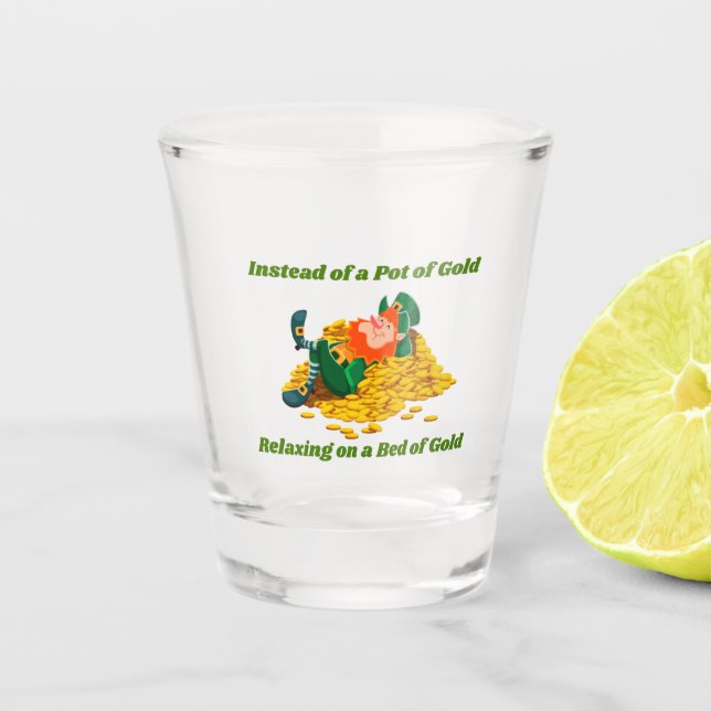 Copo De Shot Instead of a Pot of Gold on a  (Frente)