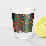 Copo De Shot Jardim Flor Gustav Klimt<br><div class="desc">Vidro quente com a pintura de óleo do Jardim de Fazendas com girassóis de Gustav Klimt (1907). Um belo jardim de girassóis e belas flores azuis,  vermelhas,  roxas,  rosa e brancas. Um presente de excelente para fãs de Arte Nouveau e de Arte Austríaca.</div>