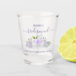 Copo De Shot Lavanda Boho Floral Elegante Bridesmaid Wedding<br><div class="desc">Estes óculos são uma maneira divertida e pensativa de obrigado das madrinhas do casamento. Eles apresentam um belo design bócio com letras elegantes de escrita e um aglomerado de rosas pintados manualmente de aquarela, flores, folhas de eucalipto e verde em tons de lavanda, lilás e roxo claro. A legenda diz:...</div>