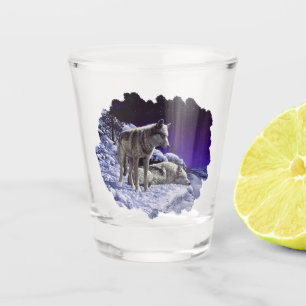 Copo De Shot Lobos cinzas na neve de inverno à noite