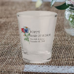 Copo De Shot Madrinha de casamento Selvagem Buquê Floral Casame<br><div class="desc">Vidro personalizado para você personalizar com seu nome de Madrinha de casamento, os nomes da noiva e noiva e a data do casamento. Esta design botânica russa tem um buquê bonito de flores silvestres, incluindo papoila-margarida e girassol. Uma floral moderna elegante com tema de jardim boêmico. Por favor, navegue na...</div>