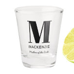 Copo De Shot Mãe do Nome do Monograma da Noiva<br><div class="desc">Design de um monograma minimalista de tipografia moderna que pode ser mudado para personalizar. Perfeito para a Mãe da Noiva na Bachelorette ou Hen party,  Chá de panela ou como presente ou favor festa de casamento.</div>