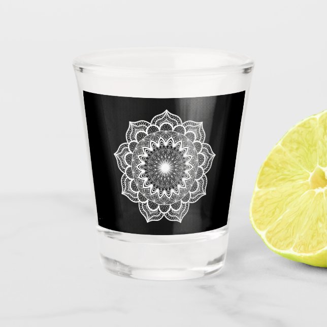 Copo De Shot Mandala Branco em Fundo Preto (Frente)