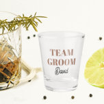 Copo De Shot Mocha Wedding Team Groom Personalizado<br><div class="desc">Um presente de barware de excelente para a equipe do padrinho de casamento de casamento! O Shot glass apresenta letras em negrito mocha de tendência, juntamente com o nome do padrinho de casamento impresso em preto e estilizado. Personalize seu vidro fotografado editando e substituindo o nome. Excelente para um solteiro!...</div>