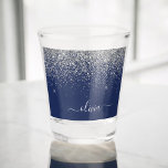 Copo De Shot Monograma de Sparkle Azul Girly Marinho de Prata<br><div class="desc">Marinho Blue e Silver Sparkle Script Monograma Nome Shot Glass. Isso faz a formatura perfeita,  doce aniversário de 16 anos,  casamento,  festa de solteira,  chá de panela,  aniversário,  chá de fraldas ou presente de festa de solteira para alguém que ama luxo de vidro e estilos quíticos.</div>