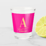 Copo De Shot Monograma Personalizado Moderno de Bridesmaid<br><div class="desc">Esta é uma simples, moderna, design de monograma personalizada. Este design de na moda está na tendência de rosa/fúcsia quente com tipografia na moda. É perfeito para um presente personalizado para sua dama de honra ou madrinha de casamento e ideal como obrigado de noiva que você oferece ou como um...</div>