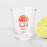 Copo De Shot Nacho Média Noiva Espanhola Funny Wedname<br><div class="desc">Nacho Média Bride Espanhol Sombrero Engraçado Personalizado Nome Personalizado Tea Coffee Mug apresenta o texto "Nacho Média Bride" na divertida tisa tipografia moderna escrita, acentuada com uma planta sombrero e cacto. Personalizado com o nome da noiva e a data do casamento e destacado com um coração vermelho de amor. Perfeito...</div>