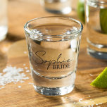 Copo De Shot Noiva Personalizada<br><div class="desc">Bem-vindos à nossa coleção de produtos de noiva personalizados no Zazzle! Aqui,  nos especializamos em criar itens únicos e personalizáveis para celebrar a jornada de nos tornarmos noivas. Quer você esteja planejando seu casamento de sonho ou procurando os presentes perfeitos para o chá de panela,  nós o cobrimos.</div>