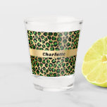 Copo De Shot Nome do padrão de leopardo-leopardo-de-ouro-esmera<br><div class="desc">Elegante,  legal,  glamourosa e feminina com esmeralda verde e padrão de leopardo dourado falso. Personalize e adicione seu nome.</div>