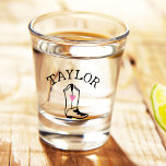 Copo De Shot Nome Personalizado Bachelorette Moderno de Boot Cu<br><div class="desc">Boot scootin' cheers! Personalize sua festa com nosso vidro de tiro — Trendy Western,  nome personalizado e um coração cor-de-rosa no estilo de vaquinha. Sip,  comemore,  repita! ❤️ #CowgirlChic #CustomCheers</div>