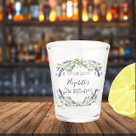 Copo De Shot Nome verde da lavanda de aniversário eucalipto<br><div class="desc">Para uma festa de aniversário de 21 (ou qualquer idade). Decorados com flores de lavanda de cor aquosa e verde de eucalipto. Personalize e adicione uma data,  nome e idade.</div>