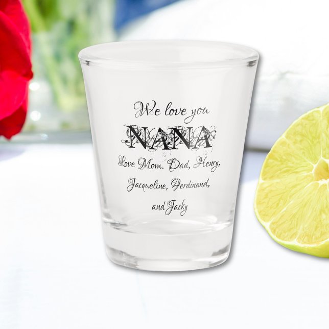 Copo De Shot Nós Te Amo Nana Moderna Nomes Personalizados Da Fa ("We Love You Nana" Modern Custom Family Names Cute Shot Glass.)