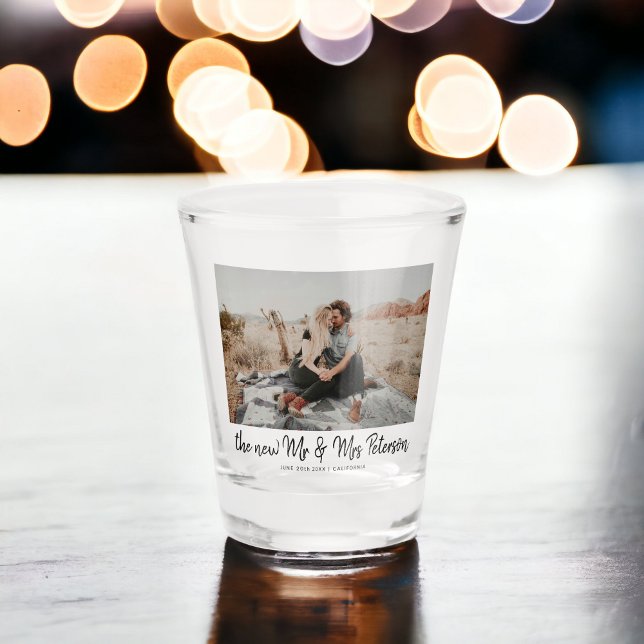 Copo De Shot Nova e moderna fotografia de casamento do Sr. e da (Modern simple new Mr and Mrs script wedding photo Shot Glass)
