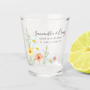 Copo De Shot O Amor Está No Vidro Da Margarida De Flor Selvagem