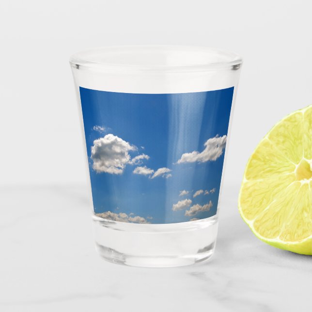 Copo De Shot O céu é azul e as nuvens brancas estão passando (Frente)